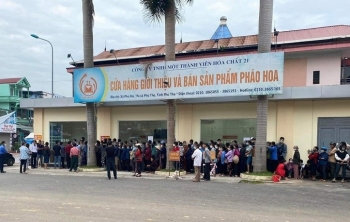 Người dân “mất ăn mất ngủ”, xếp hàng từ 4h30 sáng để mua pháo hoa bắn Tết