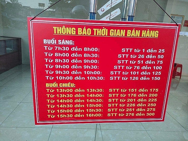 Bảng thông báo giờ bán hàng theo số thứ tự của cửa hàng để tránh chen lấn, xô đẩy, tập trung đông người