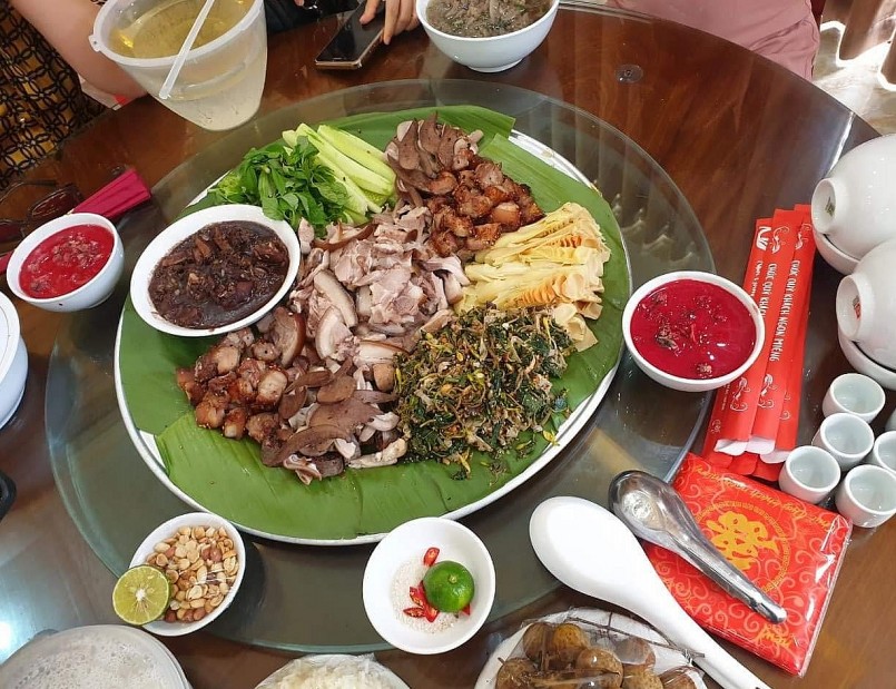 Đến Đá Bia, du khách được thưởng thức những món đặc sản được bày trên những chiếc mẹt tre lót lá chuối xanh.