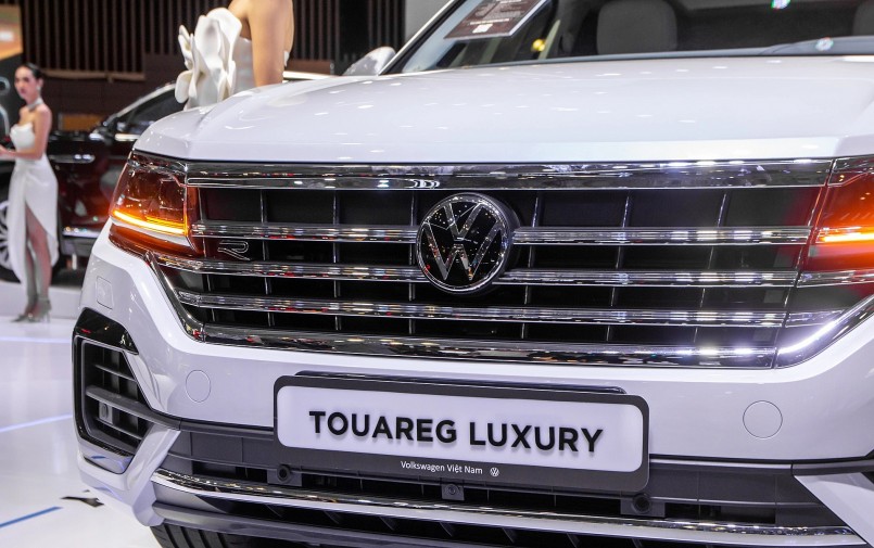 Thiết kế phần đầu xe nổi bật với lưới tản nhiệt và đèn pha nối liền.