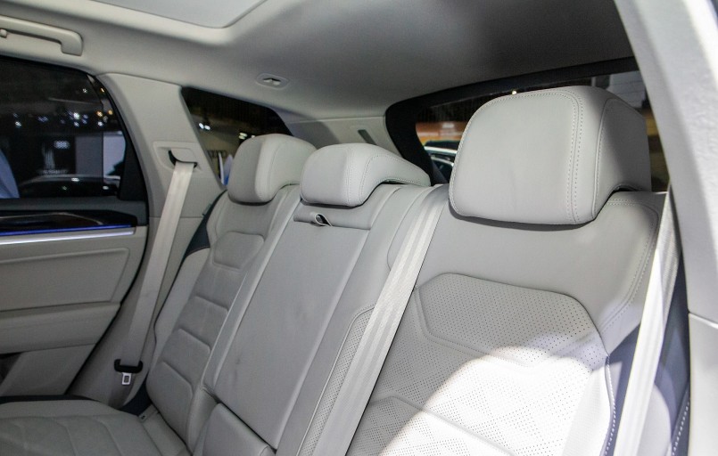 Hàng ghế sau rộng rãi với bệ tỳ tay trung tâm, rèm che nắng, điều hòa tự động độc lập và tích hợp tính năng sưởi ghế. 