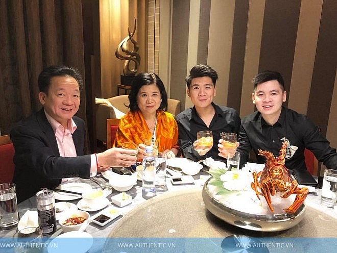 Gia đình bầu Hiển thường hay đi chơi cùng nhau mỗi khi cuối tuần hoặc những ngày có thời gian rảnh. Một điều rất hiếm thấy ở những ông chủ tập đoàn lớn Gia đình bầu Hiển thường hay đi chơi cùng nhau mỗi khi cuối tuần hoặc những ngày có thời gian rảnh. Một điều rất hiếm thấy ở những ông chủ tập đoàn lớn