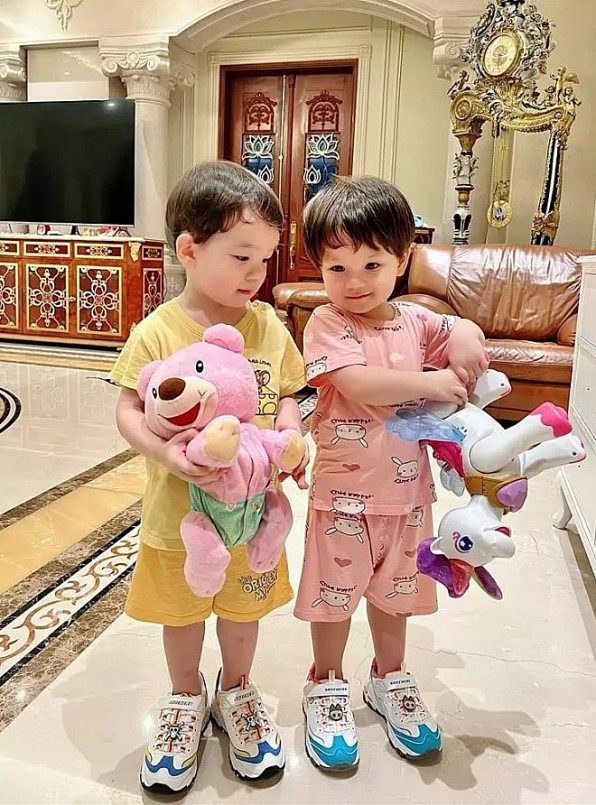 Bàn ghế trong nhà đều dùng hàng cao cấp, được thiết kế theo phong cách châu Âu hiện đại. Ảnh: FB Đỗ Quang Vinh Bàn ghế trong nhà đều dùng hàng cao cấp, được thiết kế theo phong cách châu Âu hiện đại. Ảnh: FB Đỗ Quang Vinh