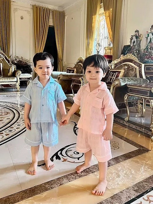 Bức ảnh cặp song sinh của con trai cả bầu Hiển, khán giả có thể thấy được độ nguy nga, tráng lệ của căn biệt thự. Ảnh: FB Đỗ Quang Vinh Bức ảnh cặp song sinh của con trai cả bầu Hiển, khán giả có thể thấy được độ nguy nga, tráng lệ của căn biệt thự. Ảnh: FB Đỗ Quang Vinh