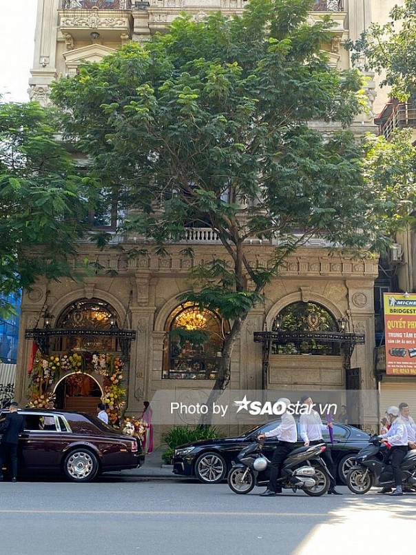 Dàn vệ sĩ mặc sơ mi trắng luôn túc trực Dàn vệ sĩ mặc sơ mi trắng luôn túc trực