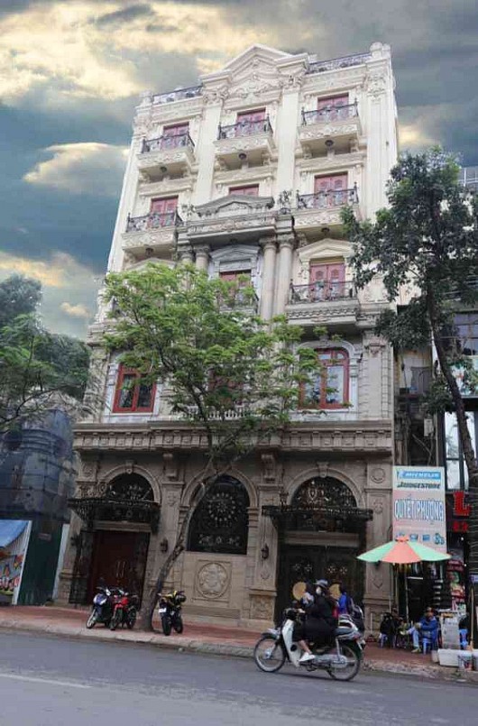 Tòa nhà vào ban ngày luôn đóng cửa và có bảo vệ túc trực Tòa nhà vào ban ngày luôn đóng cửa và có bảo vệ túc trực