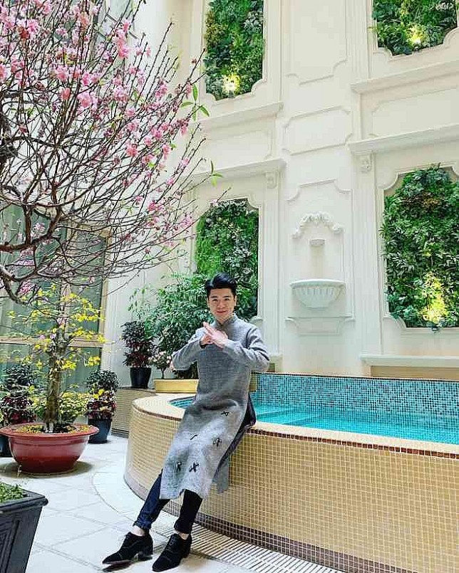 Xung quanh được trang trí bởi rất nhiều chậu hoa cảnh đắt tiền Xung quanh được trang trí bởi rất nhiều chậu hoa cảnh đắt tiền