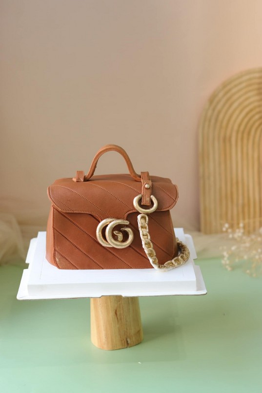 những chiếc túi xách làm bằng bánh kem của chị Hằng 