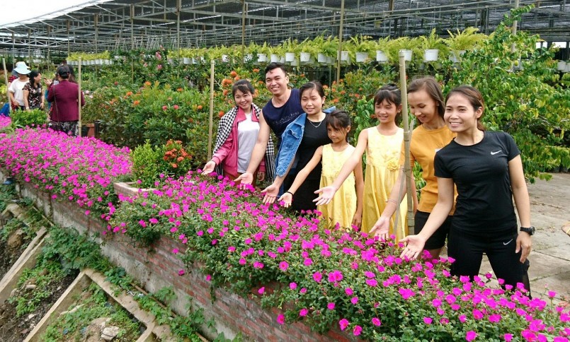 Du khách hào hứng khi tới làng hoa Sa Đéc.