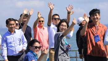 Đại biểu EATOF 17 thăm quan Vịnh Hạ Long