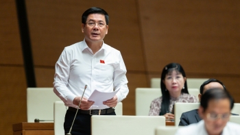 Bộ trưởng Nguyễn Hồng Diên giải trình trước Quốc hội về thực trạng cung ứng xăng dầu