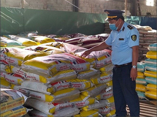 Lực lượng chức năng kiểm tra hàng hóa Lực lượng chức năng kiểm tra hàng hóa