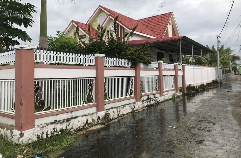 Thôn người Chăm không thiếu những căn nhà khang trang. Thôn người Chăm không thiếu những căn nhà khang trang.