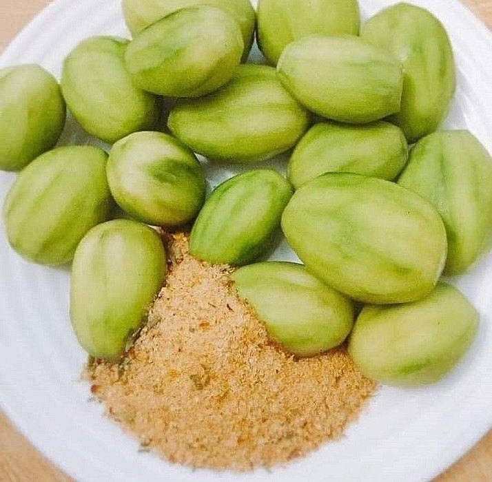 Chị em thường mua gói gia vị này về chấm hoa quả hoặc nêm nếm thức ăn