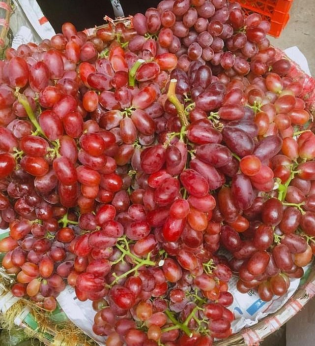 Nho Ruby đỏ tràn ngập chợ.
