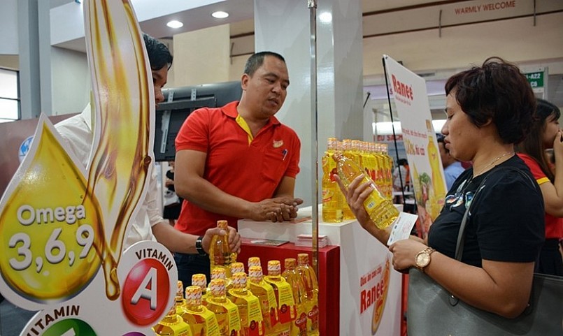 Dầu ăn được chế biến từ mỡ cá tra - một phụ phẩm được giới thiệu tại Hội chợ về Thủy sản được tổ chức ở Hà Nội. Ảnh IT.