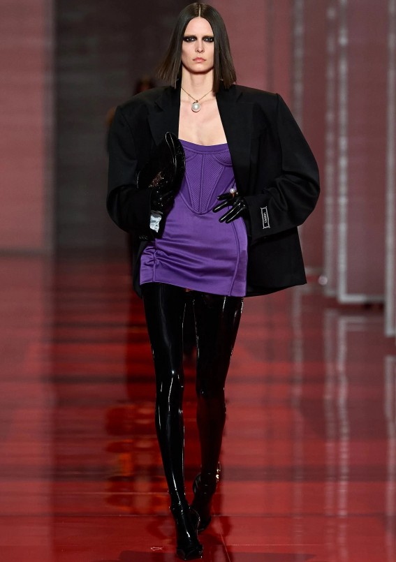 Mốt trang phục cho mùa Đông 2022 gây bão, chất liệu da mê hoặc Mốt trang phục cho mùa Đông 2022 gây bão, chất liệu da mê hoặc