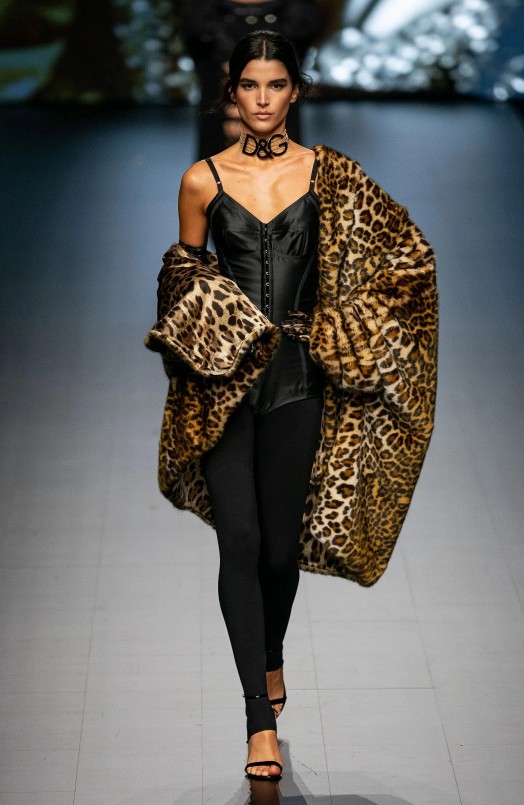 Mốt trang phục cho mùa Đông 2022 gây bão, chất liệu da mê hoặc Mốt trang phục cho mùa Đông 2022 gây bão, chất liệu da mê hoặc