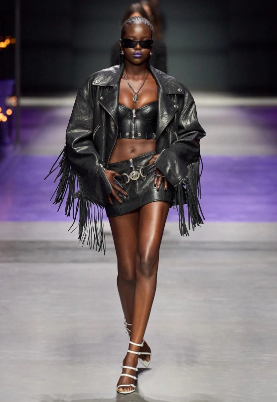 Mốt trang phục cho mùa Đông 2022 gây bão, chất liệu da mê hoặc Mốt trang phục cho mùa Đông 2022 gây bão, chất liệu da mê hoặc