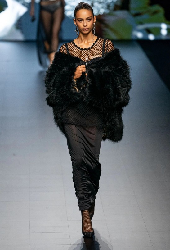 Mốt trang phục cho mùa Đông 2022 gây bão, chất liệu da mê hoặc Mốt trang phục cho mùa Đông 2022 gây bão, chất liệu da mê hoặc