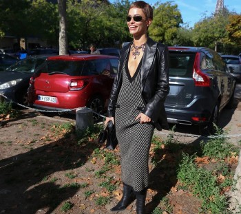 Mốt trang phục cho mùa Đông 2022 gây bão, chất liệu da mê hoặc