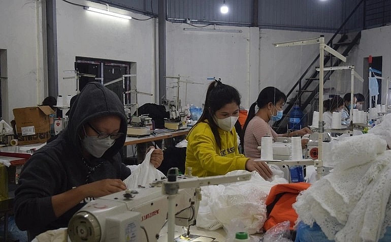 Ngoài việc nâng cao thu nhập cho gia đình, xưởng may của anh Hải còn giải quyết việc làm cho hơn 20 lao động (Ảnh: Tiến Thành).