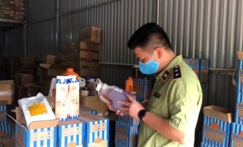 Phát hiện gần 500 kg nguyên liệu trà sữa và giày dép không rõ nguồn gốc xuất xứ