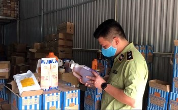 Phát hiện gần 500 kg nguyên liệu trà sữa và giày dép không rõ nguồn gốc xuất xứ