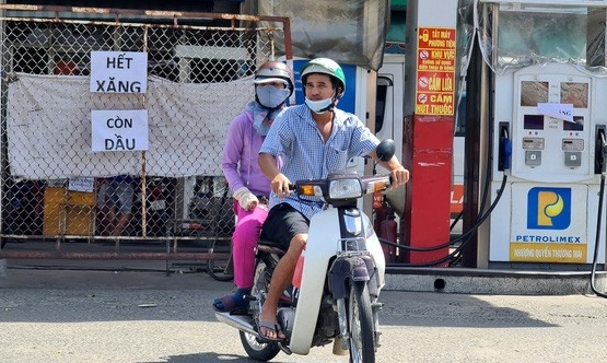 Một cây xăng tại TP.HCM ngưng bán, thông báo “hết xăng còn dầu”