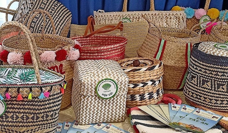 Sản phẩm OCOP đồ thủ công mỹ nghệ làm từ cói Tây An (tỉnh Thái Bình) đủ điều kiện để đăng ký tham gia sản phẩm 5 sao cấp Quốc gia. Sản phẩm OCOP đồ thủ công mỹ nghệ làm từ cói Tây An (tỉnh Thái Bình) đủ điều kiện để đăng ký tham gia sản phẩm 5 sao cấp Quốc gia.