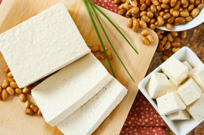 Miếng đậu phụ ngon thường rất mềm, màu trắng ngà và có mùi thơm của đậu nành.