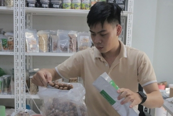 Bỏ việc, kỹ sư về bán hạt dinh dưỡng, thu tiền tỷ mỗi tháng