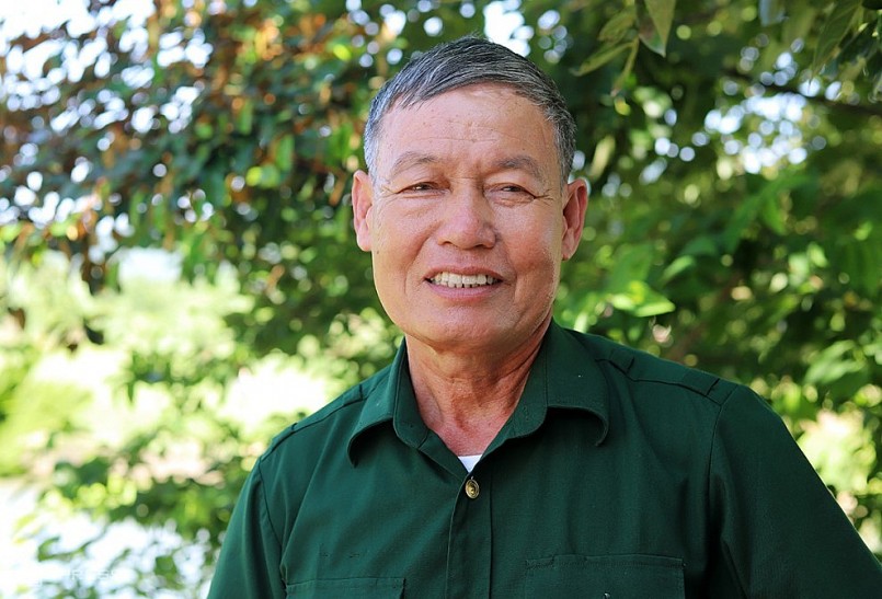 Ông Hoàng Ngọc Trà kể về thuở khai hoang lập nghiệp hàng chục năm trước. Ảnh: Đức Hùng