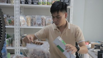 Bỏ việc, kỹ sư về bán hạt dinh dưỡng, thu tiền tỷ mỗi tháng