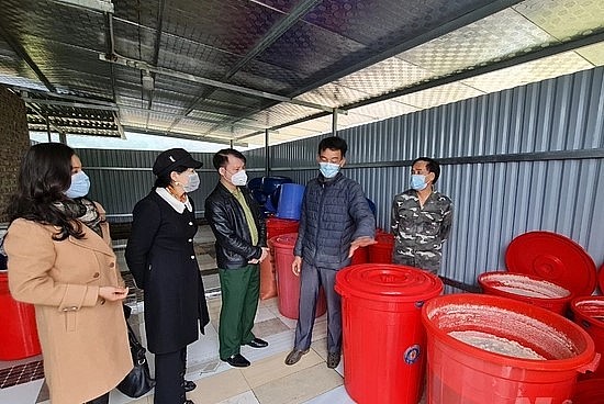 Khu chế biến thức ăn theo hình thức lên men tự nhiên tại trang trại chăn nuôi an toàn sinh học của ông Cường. 