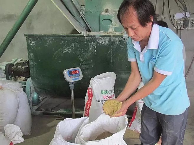 Cám chăn nuôi lợn hữu cơ do anh Hà tự chế biến. Cám chăn nuôi lợn hữu cơ do anh Hà tự chế biến.