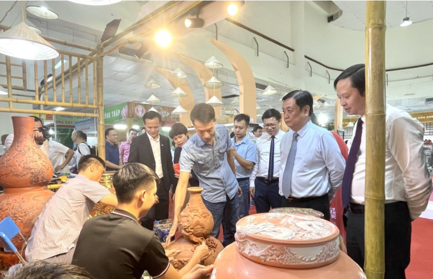 Bộ trưởng Bộ Nông nghiệp và Phát triển nông thôn Lê Minh Hoan cùng các vị đại biểu tham quan gian hàng