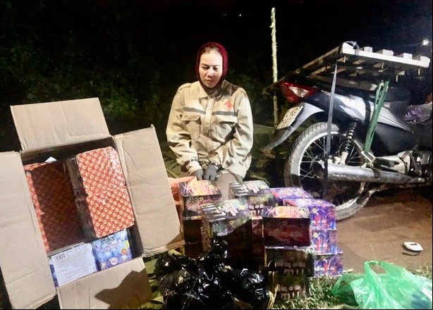 Lấy lá chuối ngụy trang để trở pháo lậu xuyên biên giới từ Lào về Việt Nam