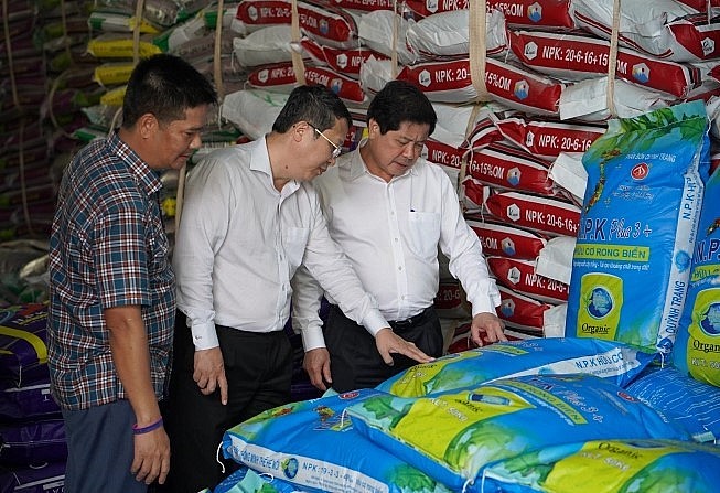 Thứ trưởng Bộ NN-PTNT Lê Quốc Doanh và Cục trưởng Cục Bảo vệ thực vật Hoàng Trung đánh giá cao các dòng sản phẩm phân bón NPK Đất hiếm + Hữu cơ của THANHDOGROUP. Thứ trưởng Bộ NN-PTNT Lê Quốc Doanh và Cục trưởng Cục Bảo vệ thực vật Hoàng Trung đánh giá cao các dòng sản phẩm phân bón NPK Đất hiếm + Hữu cơ của THANHDOGROUP.