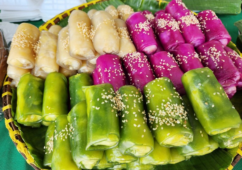 Bánh ướt cũng có lớp vỏ bên ngoài được hấp từ bột gạo, bên trong là đậu xanh trộn với dừa.