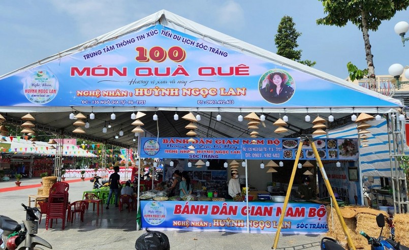 Tối 2/11, liên hoan ẩm thực đường phố với chủ đề Hương vị Sóc Trăng được khai mạc tại công viên 30/4, TP Sóc Trăng, do Sở Văn hóa - Thể thao và Du lịch tỉnh Sóc Trăng tổ chức. Công viên này có tượng đài nhà nông học Lương Định Của (16/8/1920 - 28/12/1975).