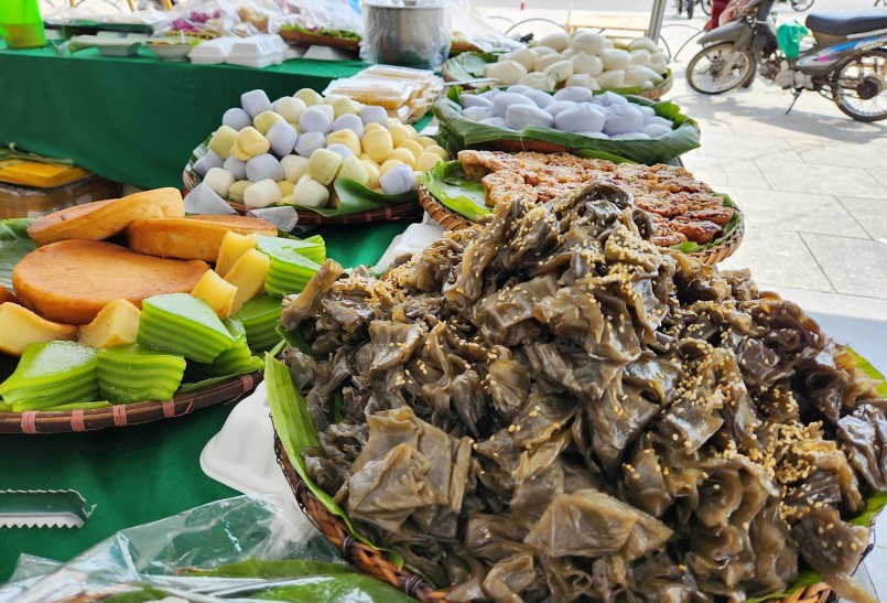 Bánh lá được chế biến bằng bột gạo với nước vắt từ lá rau mơ nên rất thơm. Loại bánh dân gian này ăn kèm với nước cốt dừa.