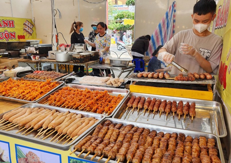 Liên hoan ẩm thực đường phố là một trong 9 nội dung quan trọng của Lễ hội văn hóa - thể thao và du lịch lớn nhất của đồng bào Khmer Nam Bộ do tỉnh Sóc Trăng đăng cai tổ chức. Lễ hội này kéo dài ngày 2-8/11 tại TP Sóc Trăng. Ngày 7/11, giải đua ghe ngo khu vực Đồng bằng sông Cửu Long sẽ được khai mạc tại sông Maspéro, TP Sóc Trăng.