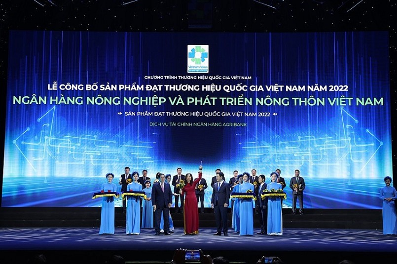 Đại diện Agribank, bà Nguyễn Thị Thảo - Thành viên Hội đồng Thành viên Agribank nhận hoa và biểu trưng của Chương trình