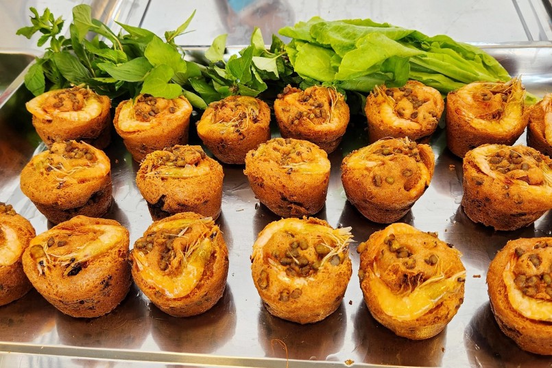 Không gian trưng bày này có gần 100 món ăn đặc sản của các tỉnh, được chế biến thủ công bằng cách nặn, gói và chế biến các loại bún, bánh, chè… thuộc dòng bánh dân gian. Trong ảnh là bánh cống, một trong những đặc sản của tỉnh Sóc Trăng.