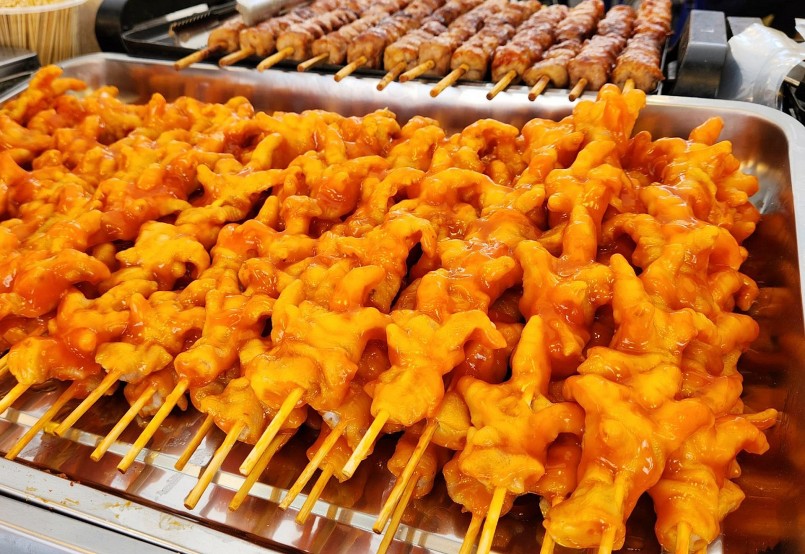 Chân gà rút xương là một trong những món ngon của ẩm thực đường phố.