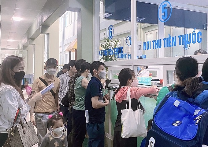 Thời tiết chuyển mùa, trẻ nhập viện do mắc các bệnh hô hấp tăng. Khu vực xét nghiệm, siêu âm, thu ngân, quầy thuốc... luôn chật kín người