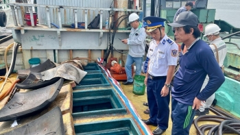 Tạm giữ tàu vỏ gỗ chở 65.000 lít dầu DO không rõ nguồn gốc