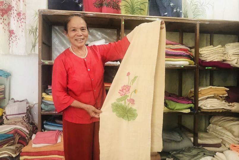 "Lão bà" nghệ nhân với tuyệt kỹ huấn luyện tằm dệt lụa