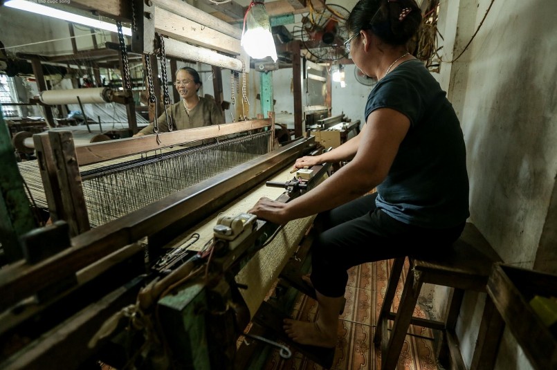 "Lão bà" nghệ nhân với tuyệt kỹ huấn luyện tằm dệt lụa